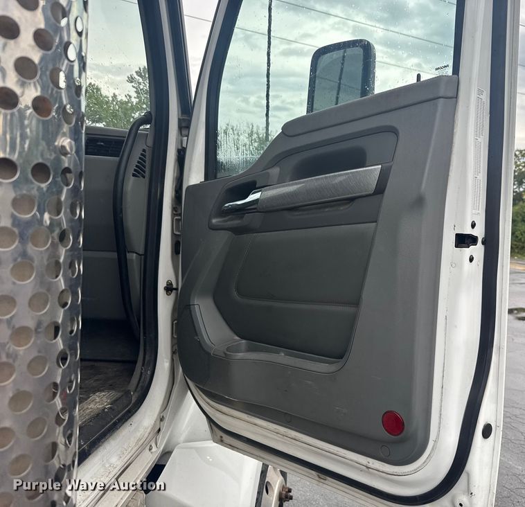 image for item EV1873 2019 Kenworth T880 semi truck