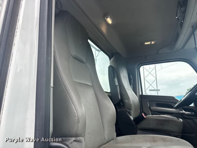 image for item EV1873 2019 Kenworth T880 semi truck