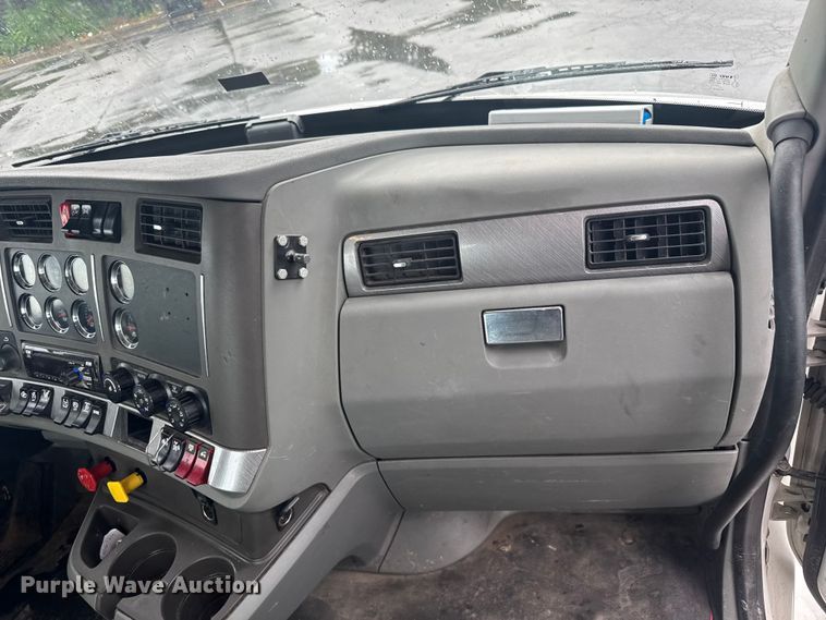 image for item EV1873 2019 Kenworth T880 semi truck