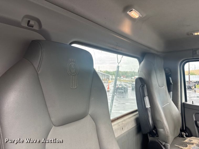 image for item EV1873 2019 Kenworth T880 semi truck