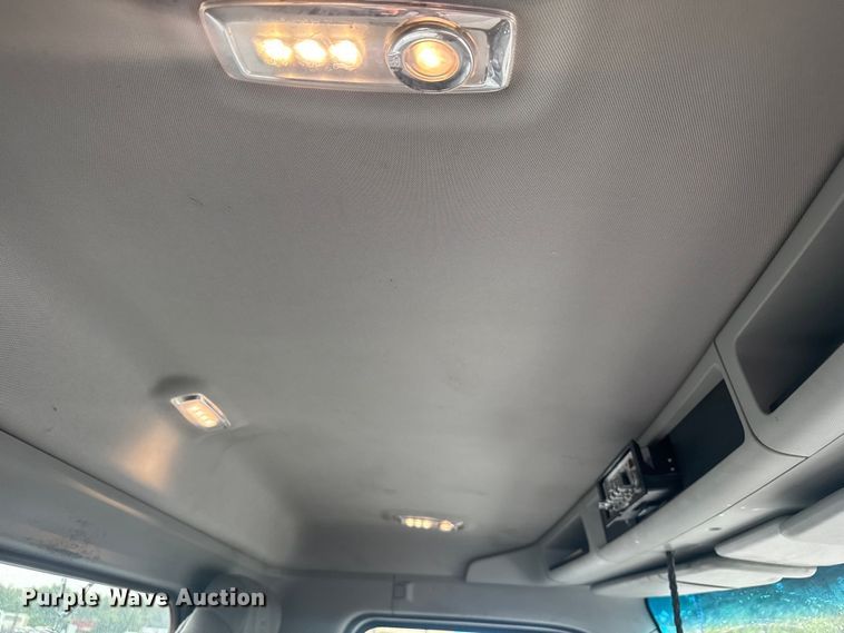 image for item EV1873 2019 Kenworth T880 semi truck