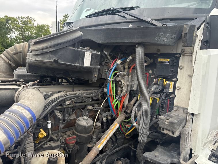 image for item EV1873 2019 Kenworth T880 semi truck