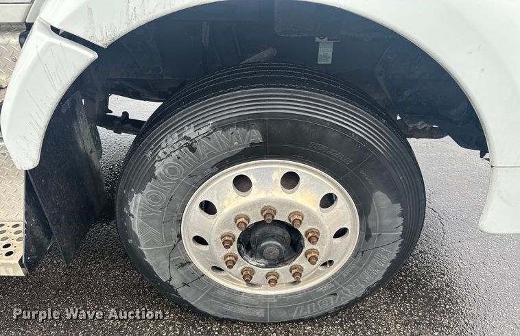 image for item EV1873 2019 Kenworth T880 semi truck