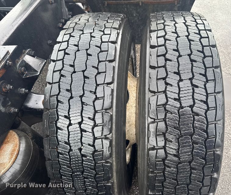 image for item EV1873 2019 Kenworth T880 semi truck