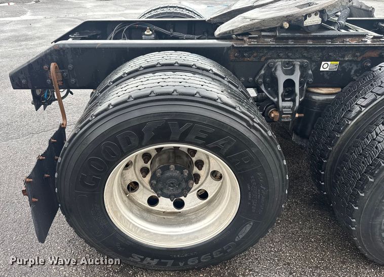 image for item EV1873 2019 Kenworth T880 semi truck