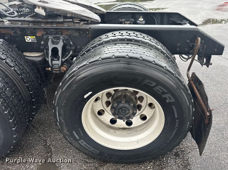 image for item EV1873 2019 Kenworth T880 semi truck