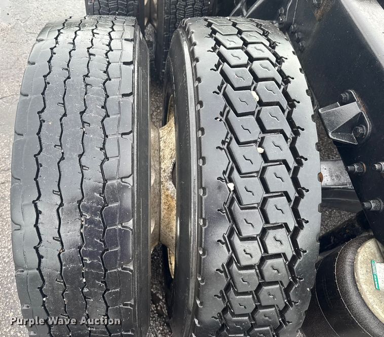 image for item EV1873 2019 Kenworth T880 semi truck