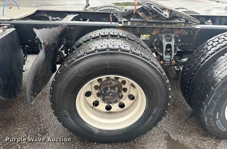 image for item EV1873 2019 Kenworth T880 semi truck