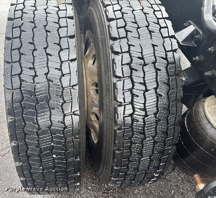 image for item EV1873 2019 Kenworth T880 semi truck