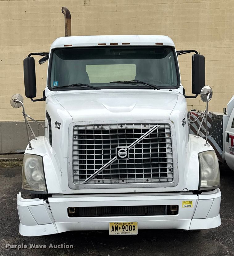image for item EV1877 2008 Volvo  VNL semi truck