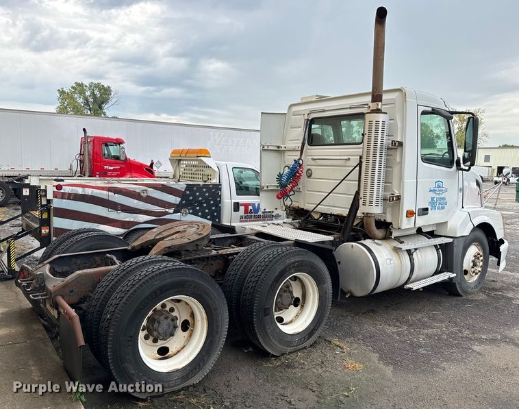 image for item EV1877 2008 Volvo  VNL semi truck