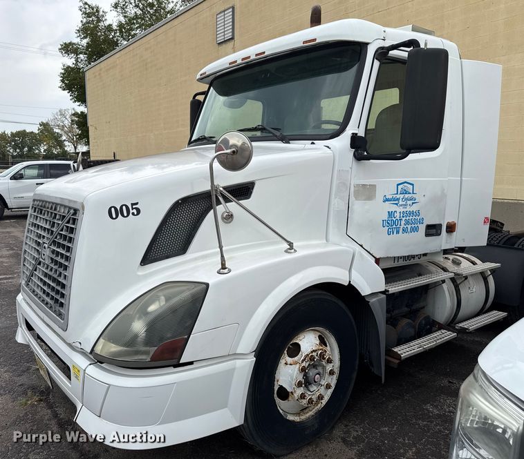 image for item EV1877 2008 Volvo  VNL semi truck