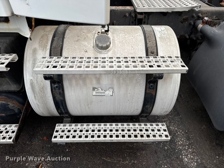 image for item EV1877 2008 Volvo  VNL semi truck