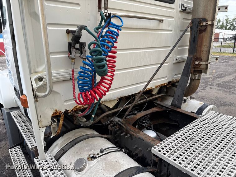 image for item EV1877 2008 Volvo  VNL semi truck