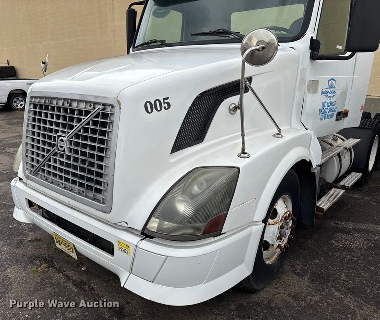 image for item EV1877 2008 Volvo  VNL semi truck