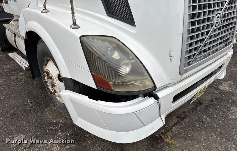 image for item EV1877 2008 Volvo  VNL semi truck