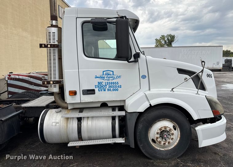 image for item EV1877 2008 Volvo  VNL semi truck