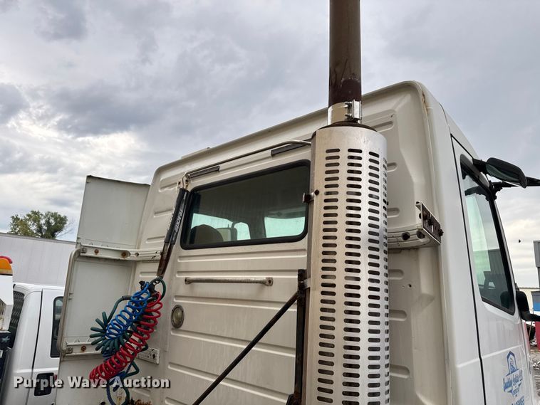 image for item EV1877 2008 Volvo  VNL semi truck