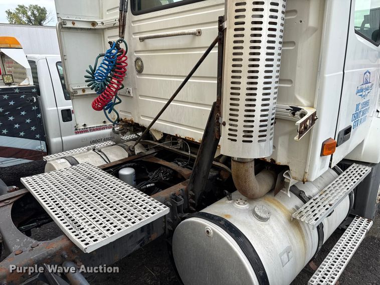 image for item EV1877 2008 Volvo  VNL semi truck