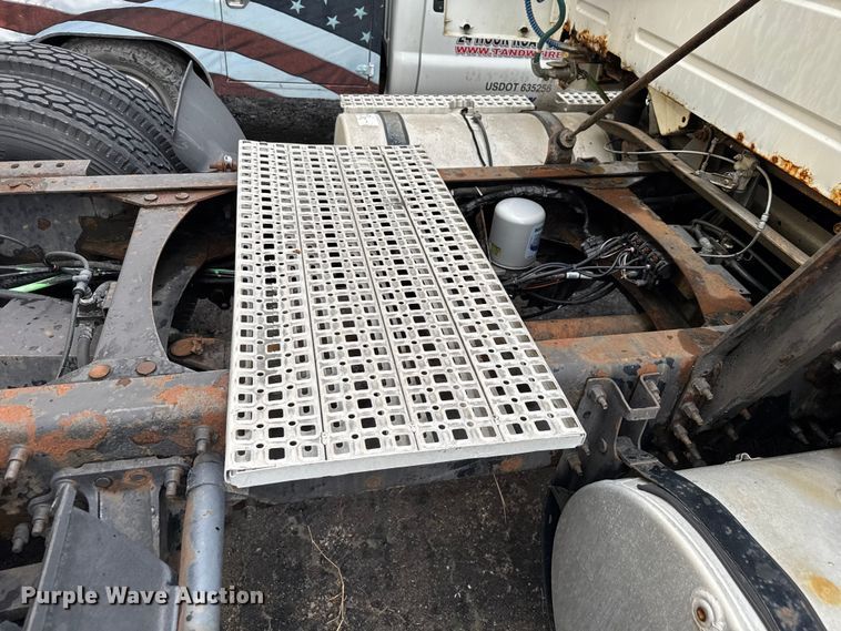 image for item EV1877 2008 Volvo  VNL semi truck