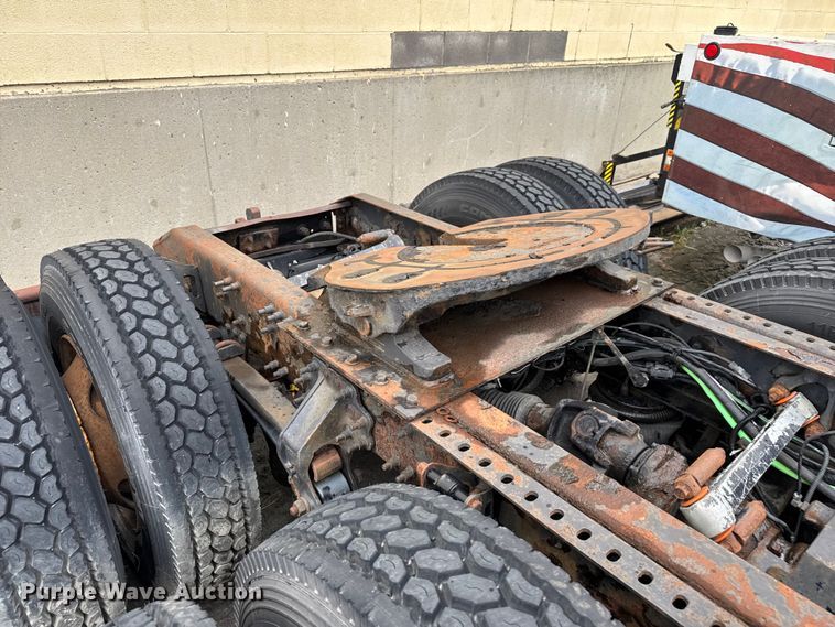 image for item EV1877 2008 Volvo  VNL semi truck