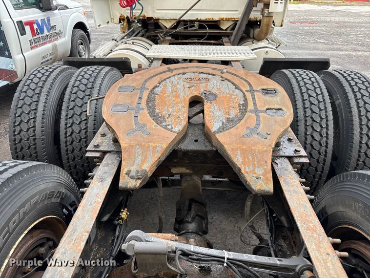 image for item EV1877 2008 Volvo  VNL semi truck