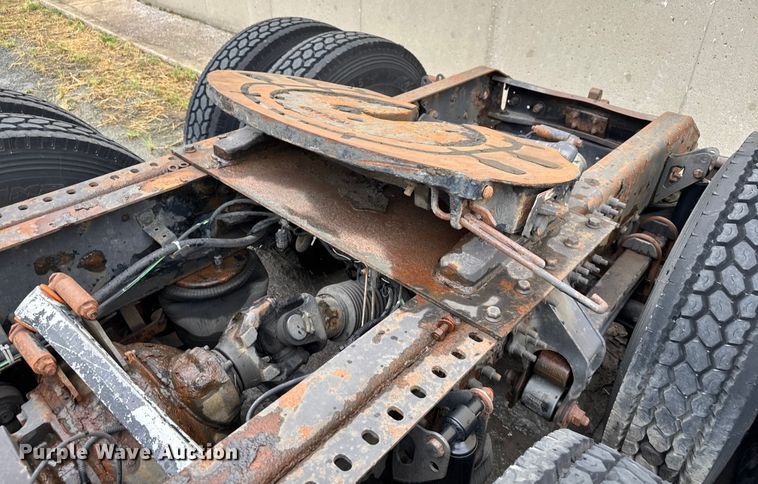 image for item EV1877 2008 Volvo  VNL semi truck