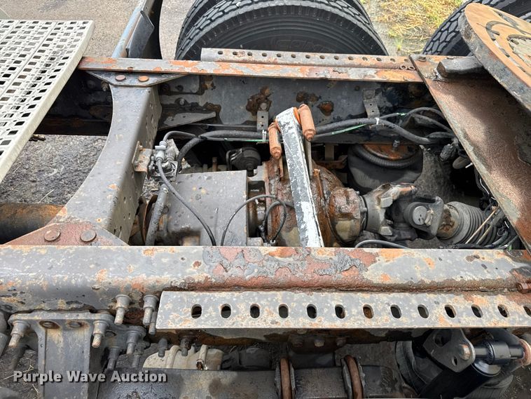 image for item EV1877 2008 Volvo  VNL semi truck