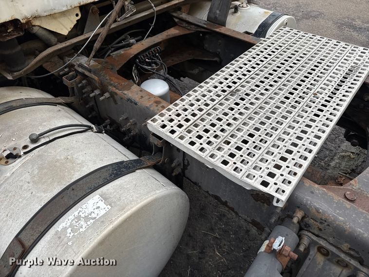 image for item EV1877 2008 Volvo  VNL semi truck