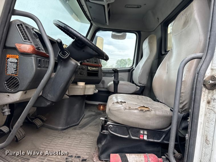 image for item EV1877 2008 Volvo  VNL semi truck