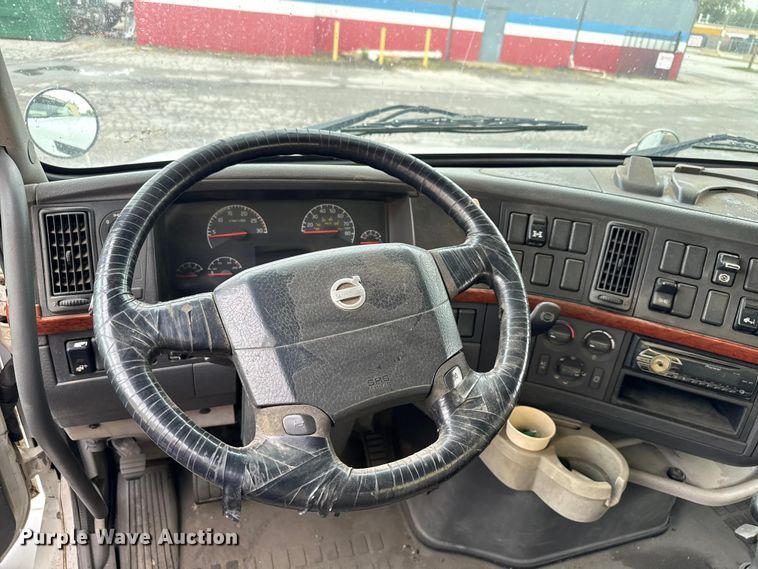 image for item EV1877 2008 Volvo  VNL semi truck