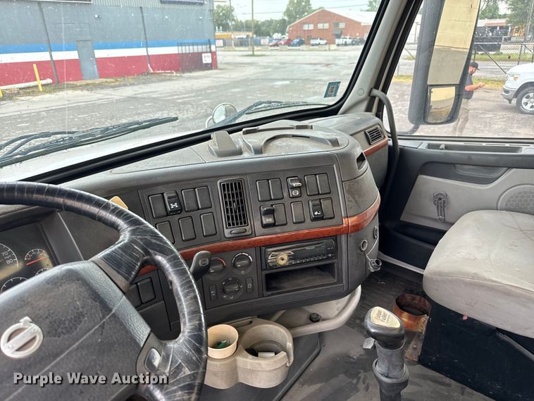 image for item EV1877 2008 Volvo  VNL semi truck