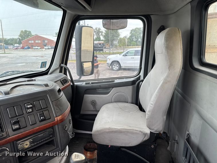 image for item EV1877 2008 Volvo  VNL semi truck