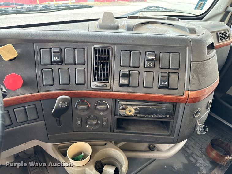 image for item EV1877 2008 Volvo  VNL semi truck