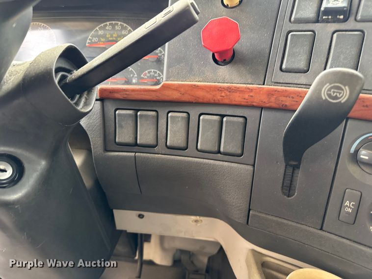 image for item EV1877 2008 Volvo  VNL semi truck