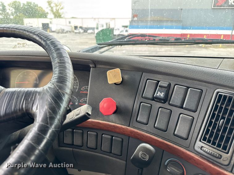 image for item EV1877 2008 Volvo  VNL semi truck