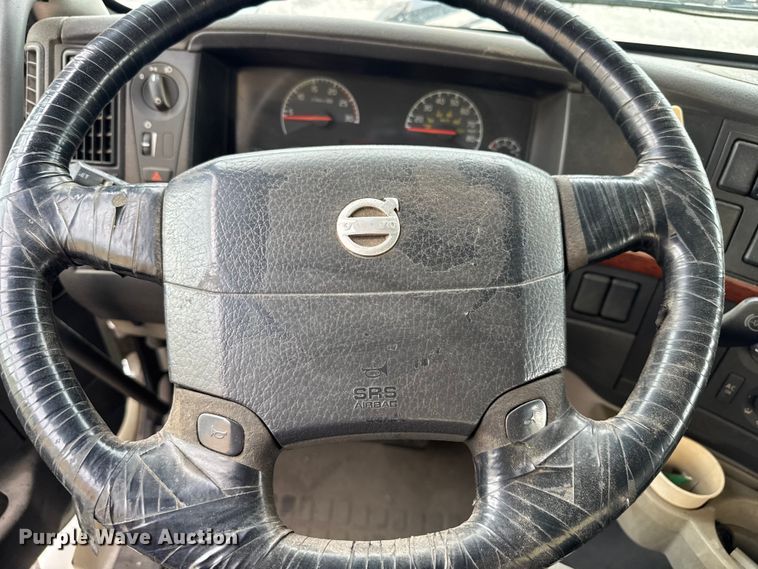 image for item EV1877 2008 Volvo  VNL semi truck