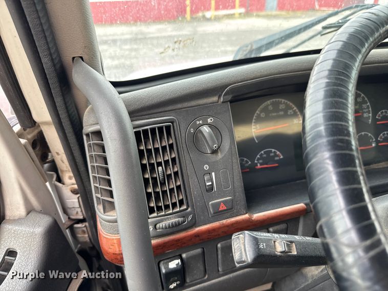 image for item EV1877 2008 Volvo  VNL semi truck