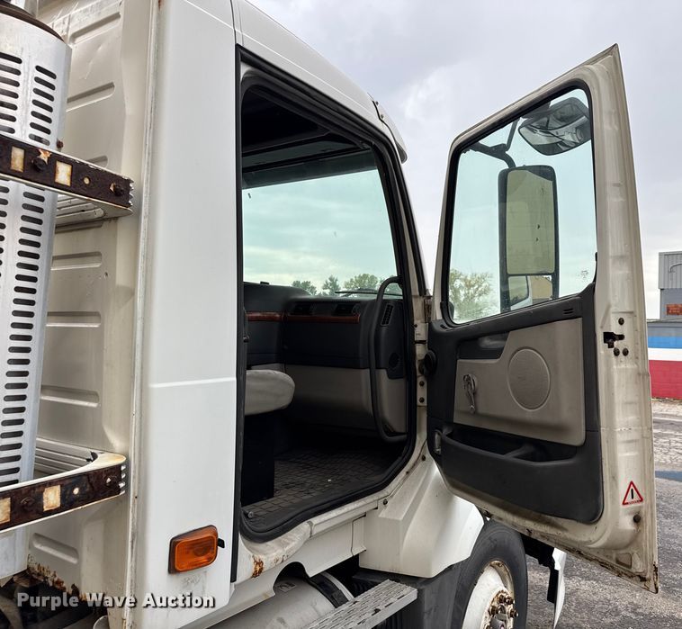image for item EV1877 2008 Volvo  VNL semi truck