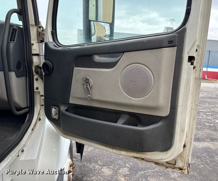 image for item EV1877 2008 Volvo  VNL semi truck