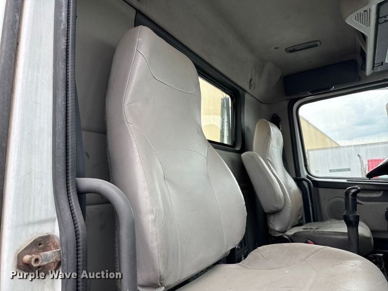 image for item EV1877 2008 Volvo  VNL semi truck