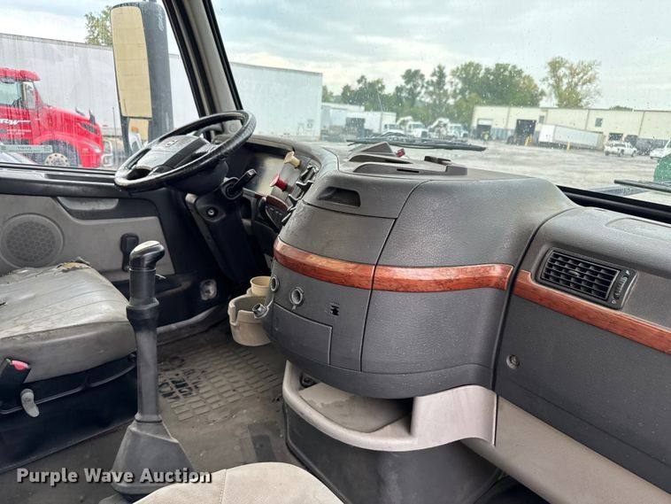 image for item EV1877 2008 Volvo  VNL semi truck