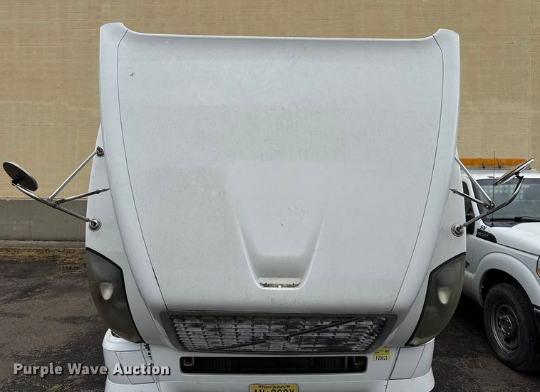 image for item EV1877 2008 Volvo  VNL semi truck