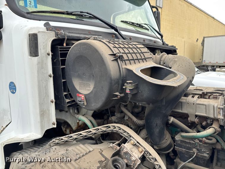 image for item EV1877 2008 Volvo  VNL semi truck