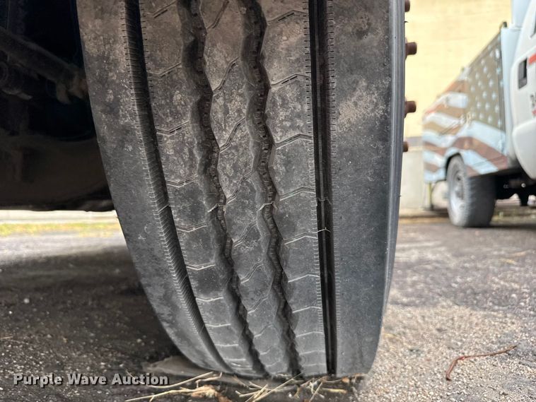 image for item EV1877 2008 Volvo  VNL semi truck