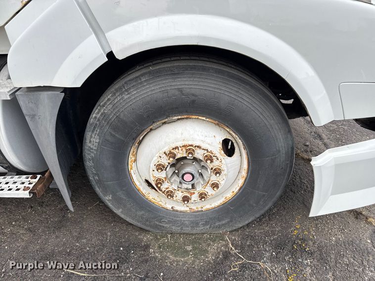 image for item EV1877 2008 Volvo  VNL semi truck