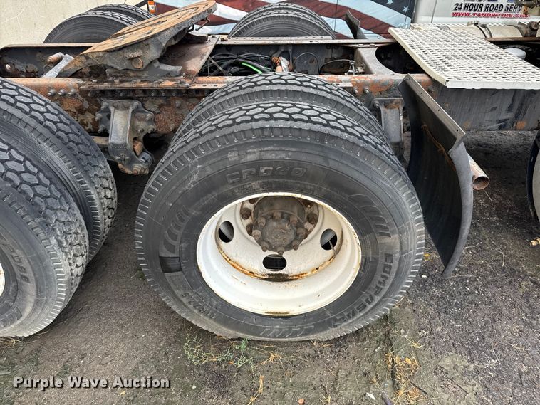 image for item EV1877 2008 Volvo  VNL semi truck