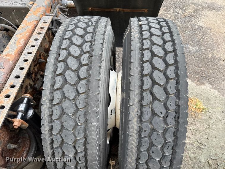 image for item EV1877 2008 Volvo  VNL semi truck