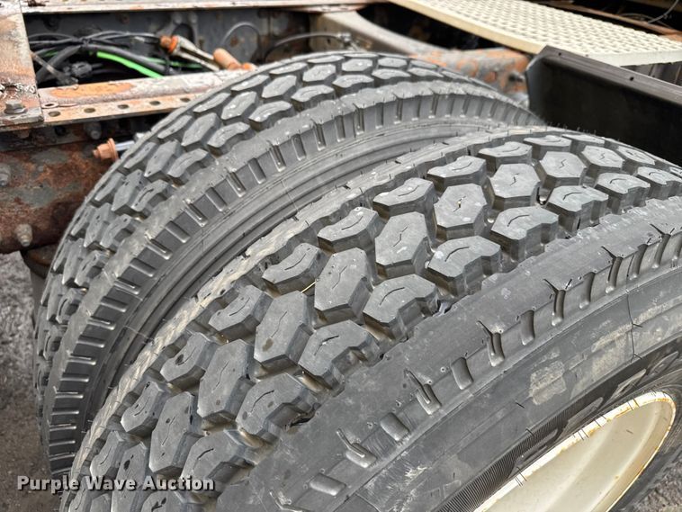 image for item EV1877 2008 Volvo  VNL semi truck