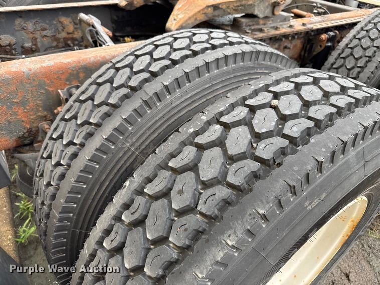 image for item EV1877 2008 Volvo  VNL semi truck